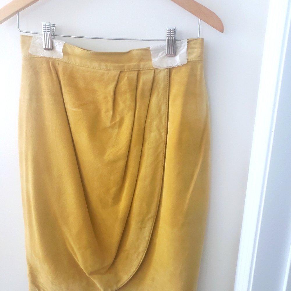 Danier Leather- Suede Skirt- Size 8